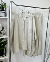 Kép betöltése a galériamegjelenítőbe: 2858 LENVÁSZON oversize ing virág díszítèssel
