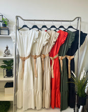 Kép betöltése a galériamegjelenítőbe: 24609 MANGÓ fodros vászon maxi ruha övvel
