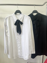 Kép betöltése a galériamegjelenítőbe: 33202 TARA vászon ing szatén masnival
