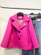 Kép betöltése a galériamegjelenítőbe: 8159 MARGARET elegáns átmeneti kabát brossal

