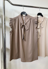 Kép betöltése a galériamegjelenítőbe: 88955 HANNA ujjatlan masnis blúz
