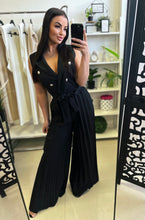 Kép betöltése a galériamegjelenítőbe: 90379 BLANCA gombos pliszírozott szárú overál
