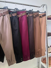 Kép betöltése a galériamegjelenítőbe: 7395 LILLA öves gombos szárú nadrág
