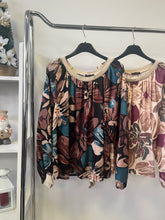 Kép betöltése a galériamegjelenítőbe: 9826 LETTY virágos csónak nyakú blúz
