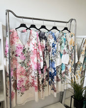 Kép betöltése a galériamegjelenítőbe: 10659 TILDA  ‘A’ vonalú virágos ruha
