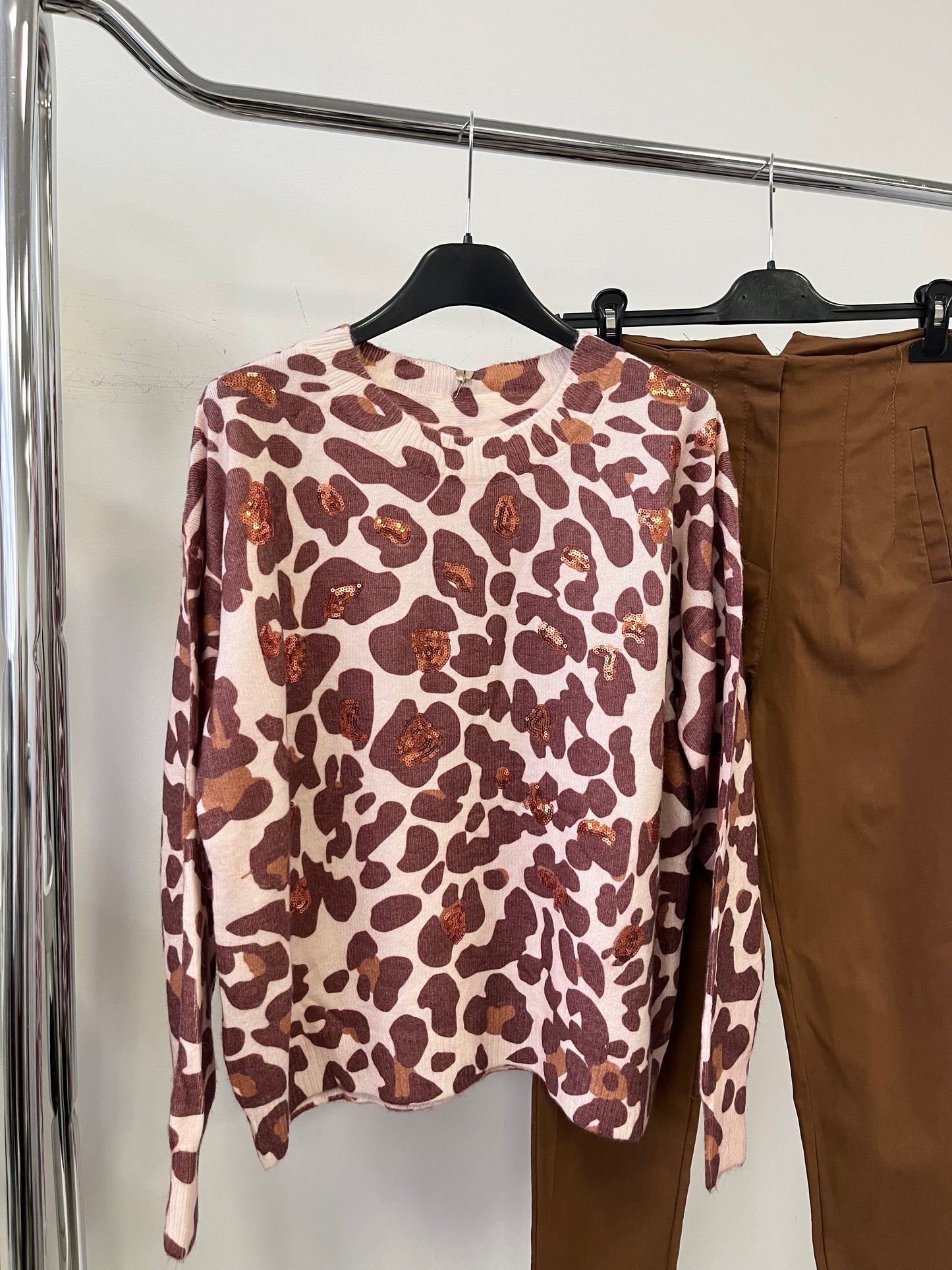 7033 CAMEL leopárd flitteres felső