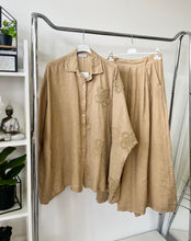 Kép betöltése a galériamegjelenítőbe: 2858 LENVÁSZON oversize ing virág díszítèssel
