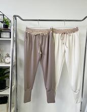 Kép betöltése a galériamegjelenítőbe: 63360 MIA gumis derekú nadrág
