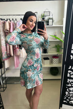 Kép betöltése a galériamegjelenítőbe: 1079 ANDREA virágos hidegselyem türkiz ruha
