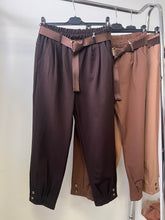 Kép betöltése a galériamegjelenítőbe: 7395 LILLA öves gombos szárú nadrág
