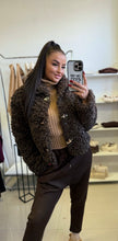 Kép betöltése a galériamegjelenítőbe: 9508 STEFFI kapcsos bunda
