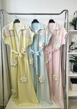 Kép betöltése a galériamegjelenítőbe: 13531 LETTA vászon ruha horgolt virág dísszel
