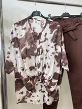 Kép betöltése a galériamegjelenítőbe: 4530 ANGELINA barna foltmintás vászon ing
