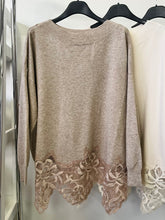 Kép betöltése a galériamegjelenítőbe: 85817 JANA csipke aljú kötött felső
