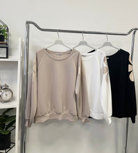 Kép betöltése a galériamegjelenítőbe: 63190 CARINA virágos felső/pulóver
