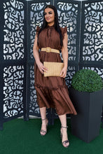 Kép betöltése a galériamegjelenítőbe: 4396 ABBY fodros műselyem ruha övvel
