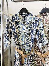 Kép betöltése a galériamegjelenítőbe: 7662 ESTHER apró virág mintás öves ruha
