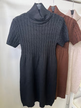 Kép betöltése a galériamegjelenítőbe: 8113 LILI fonott mintás rövid ujjú kötött ruha
