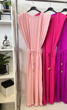 Kép betöltése a galériamegjelenítőbe: 57360 DORINA pliszírozott ruha
