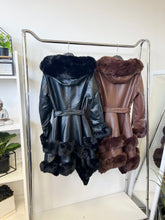 Kép betöltése a galériamegjelenítőbe: 22009 GINA  harang szoknyás műbőr szőrmés kabát
