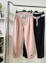 Kép betöltése a galériamegjelenítőbe: 52693 GINA gombos szárú nadrág/csíkos övvel
