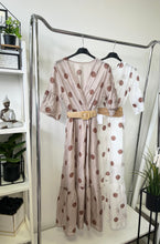 Kép betöltése a galériamegjelenítőbe: 3231 IRENE pöttyös műselyem ruha
