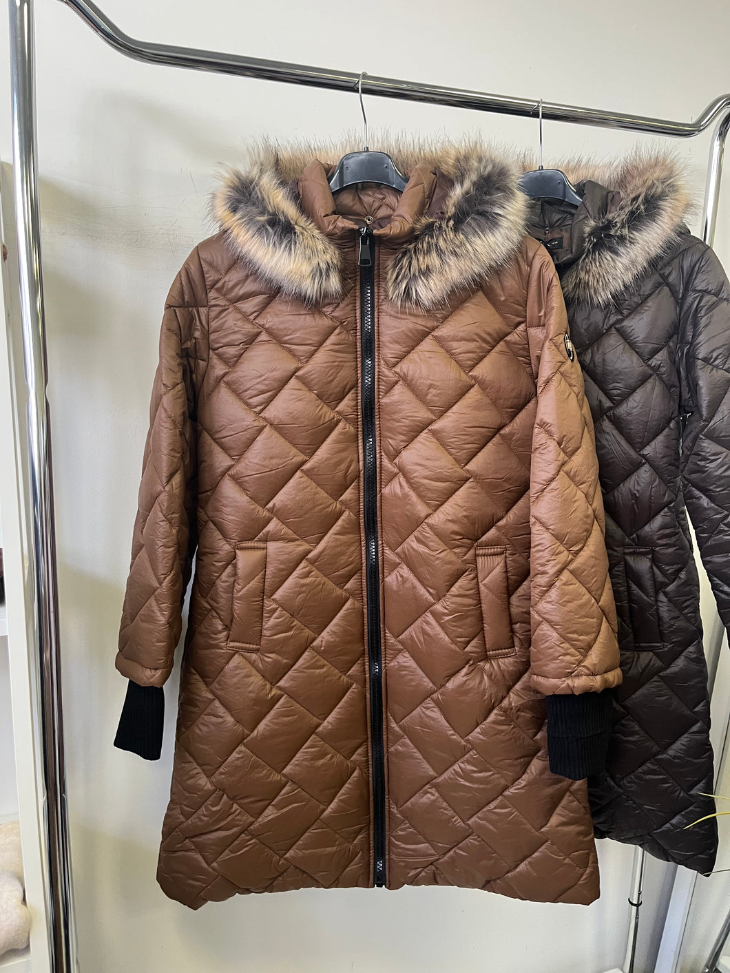 88907 MONETT steppelt passzés ujjú kabát