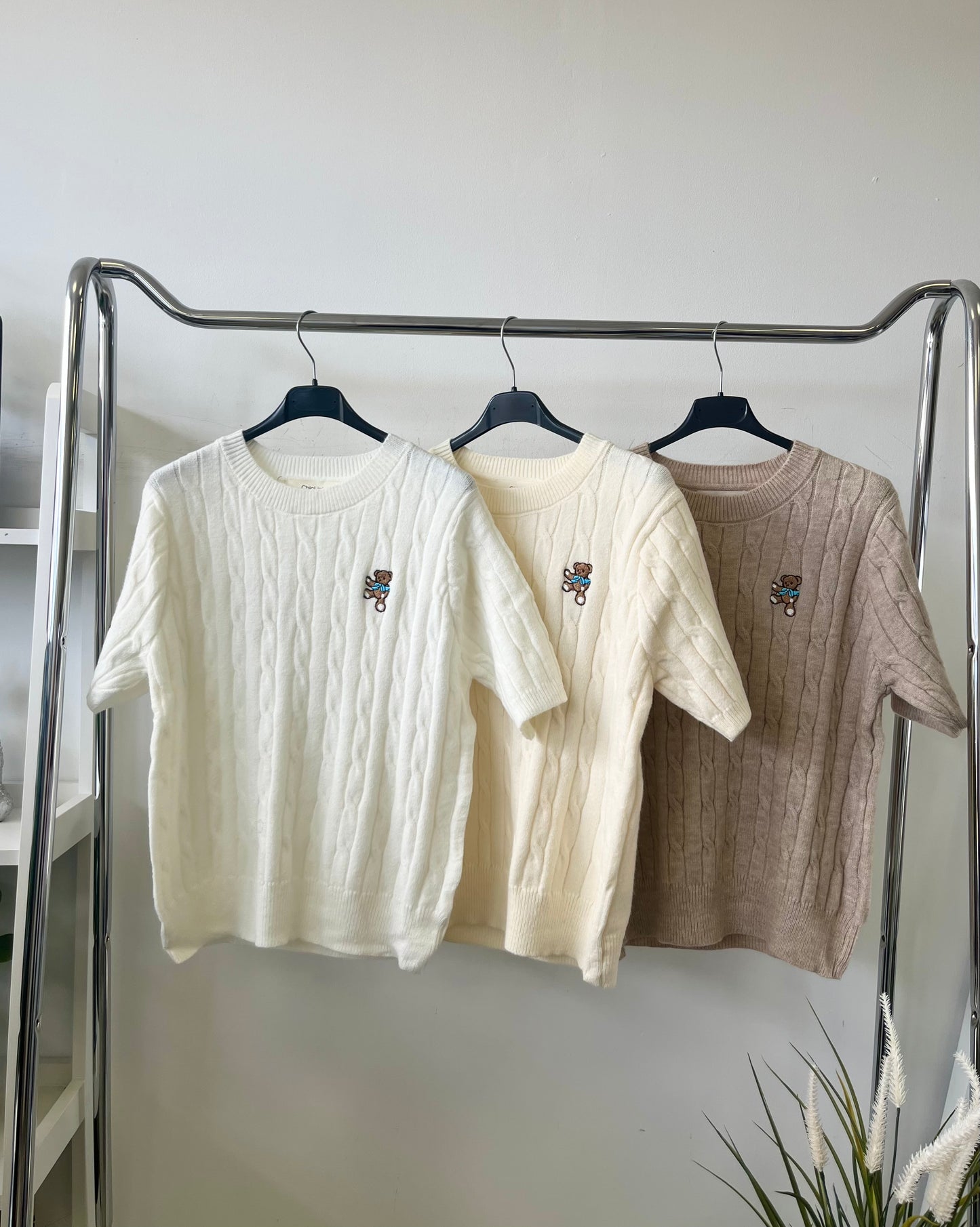 85739 ALPHA fonott mintás rövid ujjú maci 🧸 hímzéssel
