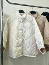 Kép betöltése a galériamegjelenítőbe: 8902 FLORA steppelt denevér ujjú kabát
