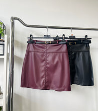 Kép betöltése a galériamegjelenítőbe: 005034 HENY műbőr szoknya
