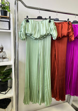 Kép betöltése a galériamegjelenítőbe: 10102 BETTA szatén nadrág+top szett
