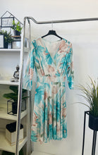 Kép betöltése a galériamegjelenítőbe: 6062 ANNAMARY türkiz virágos hidegselyem ruha
