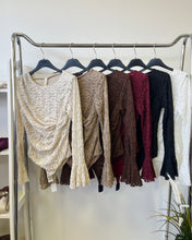 Kép betöltése a galériamegjelenítőbe: 354 MIRJAM csavart csipke tölcsér ujjú csipke body
