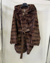 Kép betöltése a galériamegjelenítőbe: 8811-2 BARBARA nerc hatású csíkos műszőr kabát
