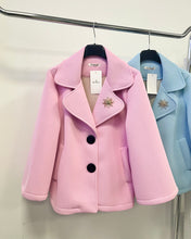 Kép betöltése a galériamegjelenítőbe: 8159 MARGARET elegáns átmeneti kabát brossal
