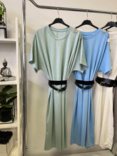 Kép betöltése a galériamegjelenítőbe: 12259 ZINA öves gombos vállú ruha
