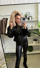 Kép betöltése a galériamegjelenítőbe: 8909 BETTY műszőrme galléros öves kabát
