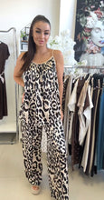 Kép betöltése a galériamegjelenítőbe: 75736 HENNA leopárd szatén top
