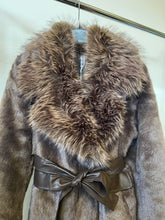 Kép betöltése a galériamegjelenítőbe: 8812 GITTA műszőrme bunda
