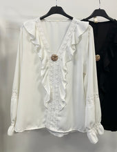 Kép betöltése a galériamegjelenítőbe: 8738 PETRA fodros blúz brossal
