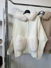 Kép betöltése a galériamegjelenítőbe: 25002 ALMA vastag zsenília kapucnis kardigán / átmeneti kabát
