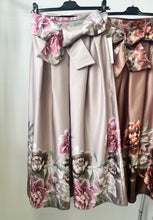 Kép betöltése a galériamegjelenítőbe: 8018 CHAMPAGNE nagy masnis szatén szoknya
