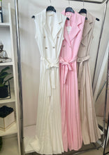 Kép betöltése a galériamegjelenítőbe: 90379 BLANCA gombos pliszírozott szárú overál
