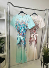 Kép betöltése a galériamegjelenítőbe: 8367 AGATHA virág mintás vászon ruha
