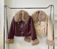 Kép betöltése a galériamegjelenítőbe: 5625 LOTTE szőrmés műbőr kabát
