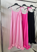 Kép betöltése a galériamegjelenítőbe: 2912 LOLA pliszírozott ruha
