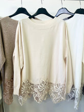 Kép betöltése a galériamegjelenítőbe: 85817 JANA csipke aljú kötött felső
