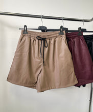 Kép betöltése a galériamegjelenítőbe: 98378 SINDY műbőr sort
