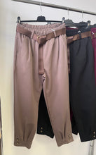 Kép betöltése a galériamegjelenítőbe: 7395 LILLA öves gombos szárú nadrág
