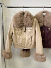 Kép betöltése a galériamegjelenítőbe: 5625 LOTTE szőrmés műbőr kabát
